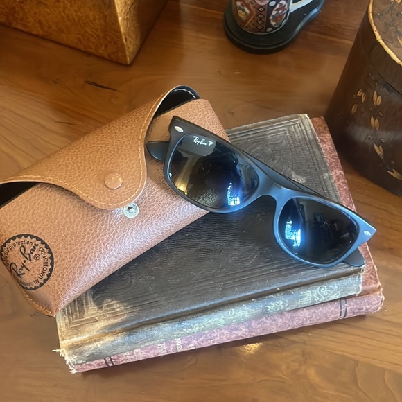 Ray-Ban New Wayfarer Polarized Sunglasses, RB2132, 894/76, 52-18, 145, 3P - Picture 1 of 11